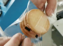 全自動包裝機包裝餅干作業(yè)現(xiàn)場